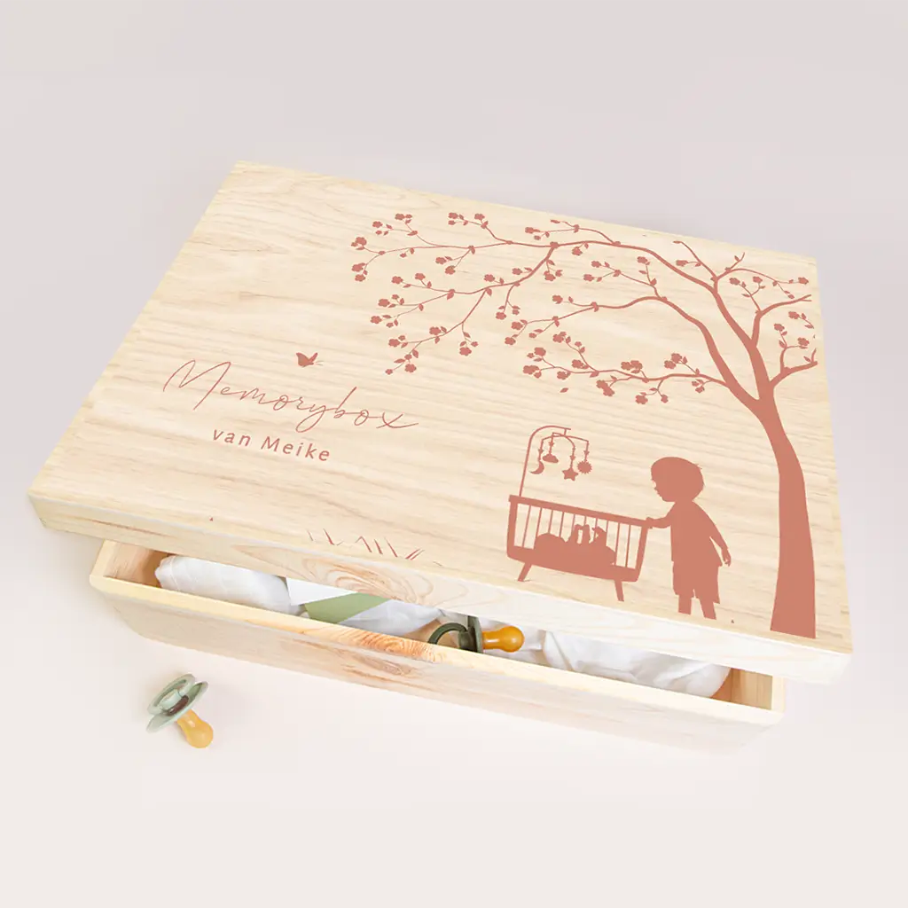 Memorybox met silhouettekening van wiegje onder een boom