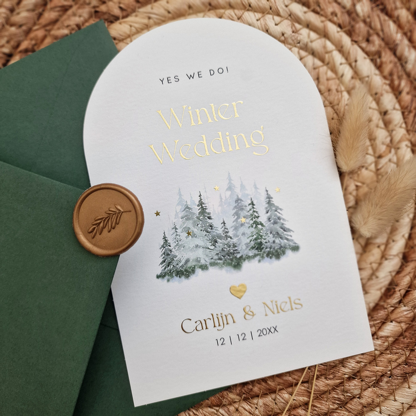 Winter Wedding trouwkaart boog forrest trees groen goudfolie