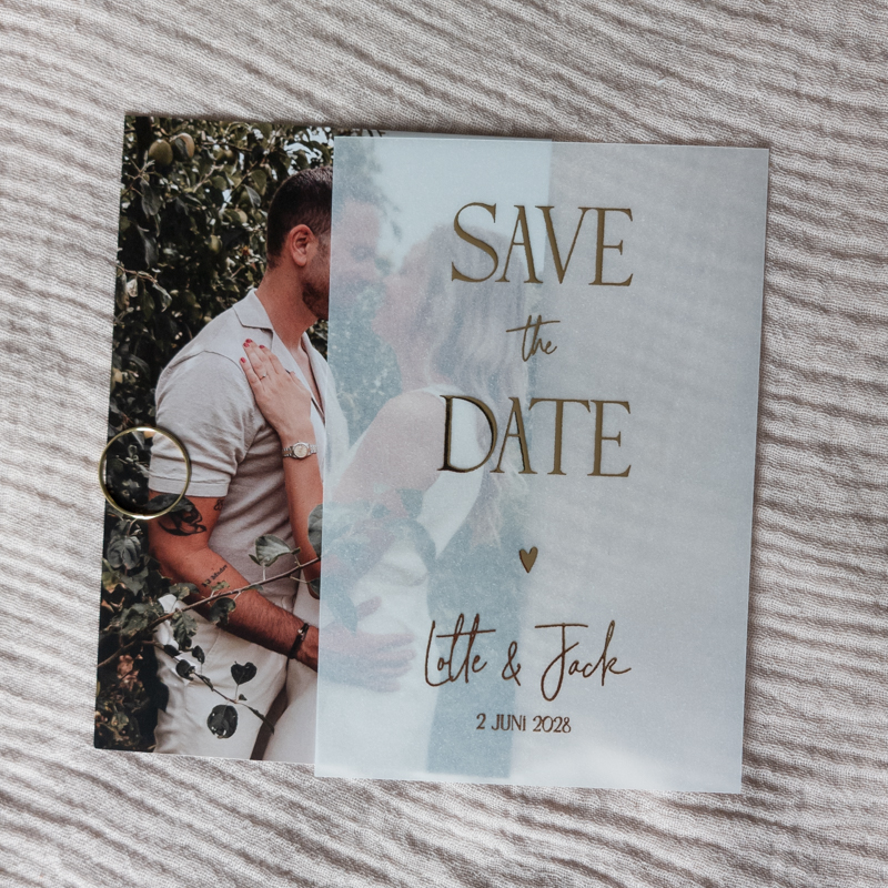 Kalkpapier save the date kaart met foto en goudfolie
