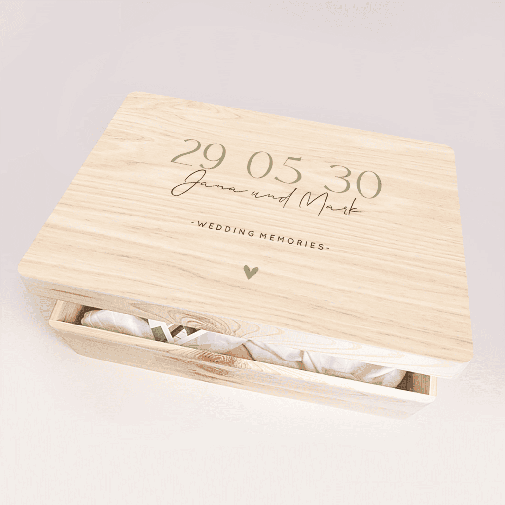Hölzerne Erinnerungskiste zur Hochzeit mit Schrift in Salbeigrün