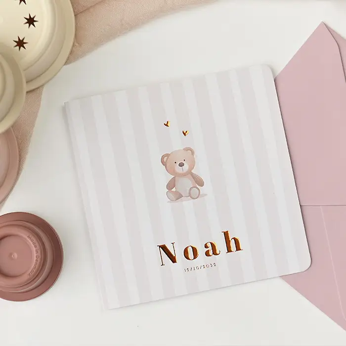 Geboortekaartje neutraal beertje met hartjes en streepjes