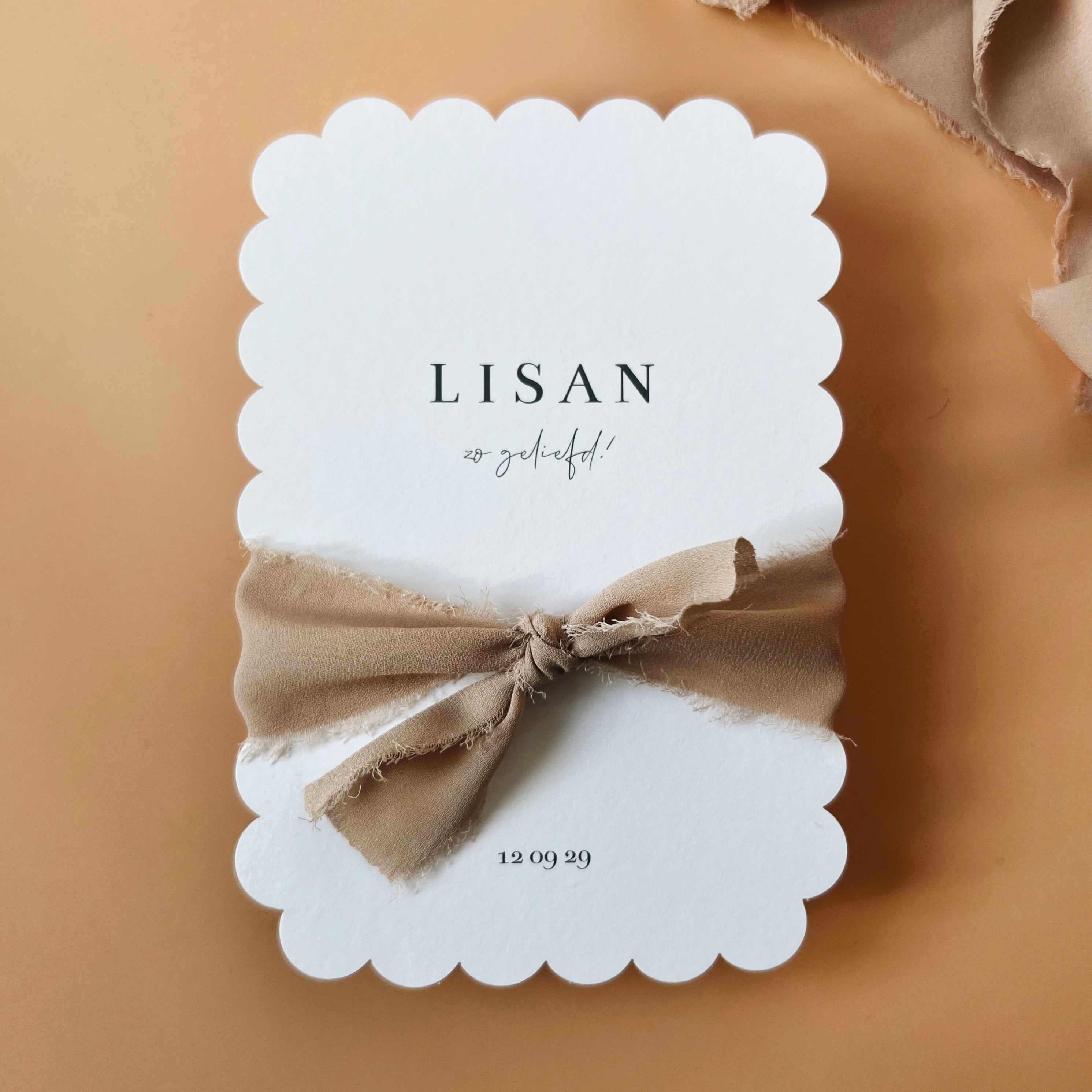 Klassiek geboortekaartje meisje golfjes rand en oranje bruine strik