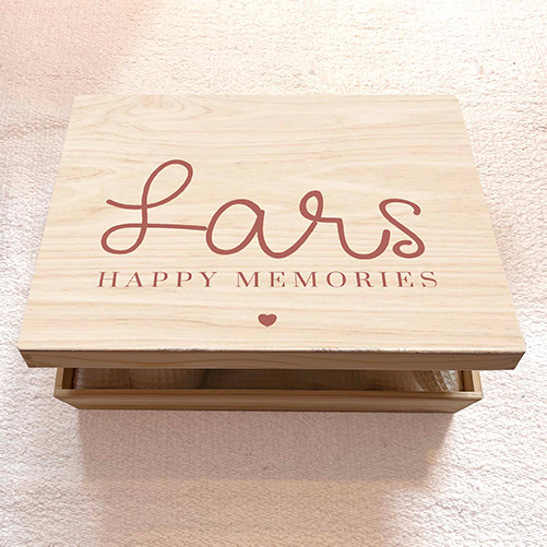 Minimalistisch houten herinneringenkistje met naam en hartje