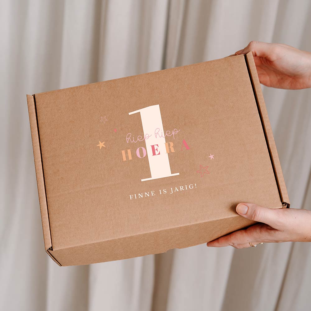 Vrolijke cadeaudoos met leeftijd, naam en sterren