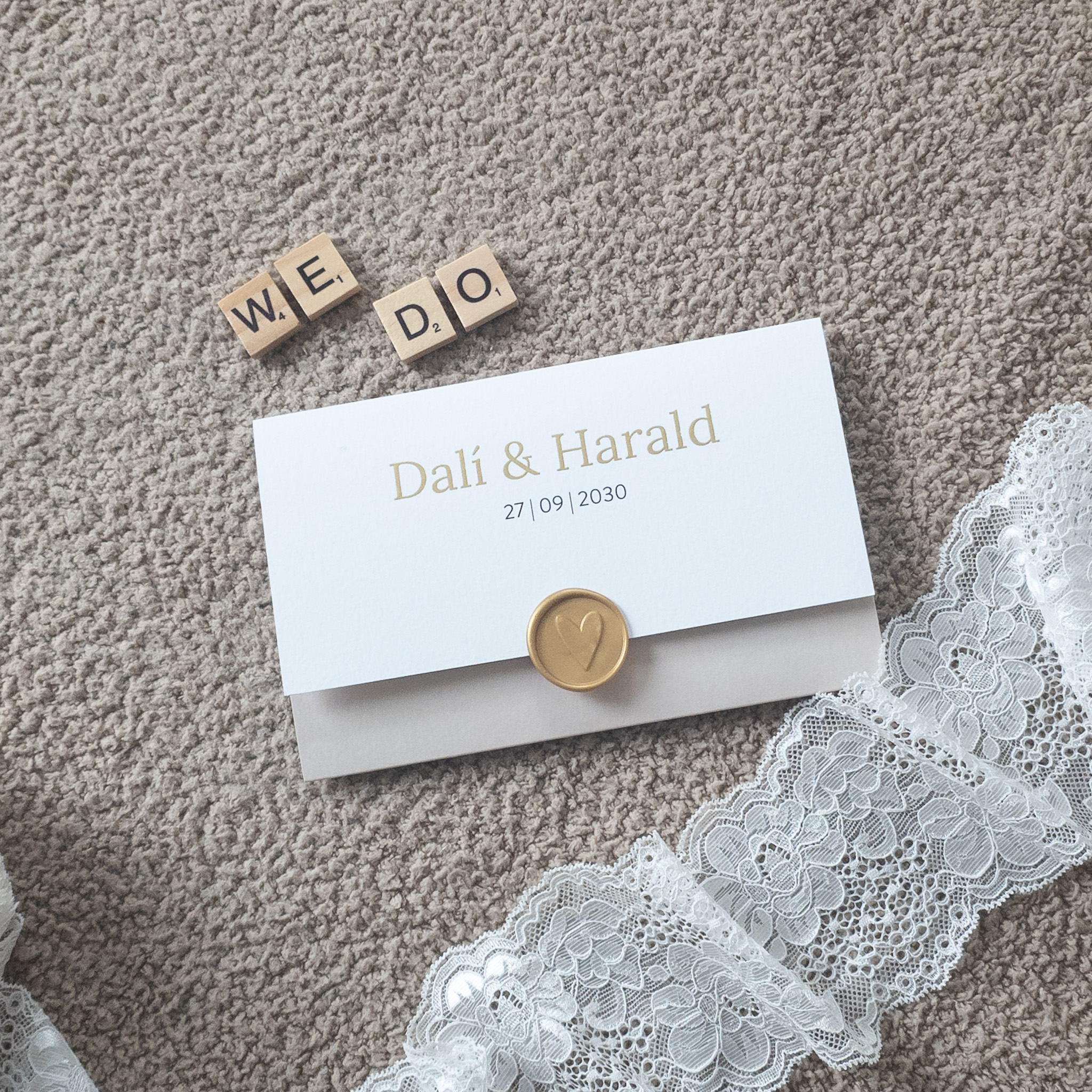Trouwkaart liggend drieluik zwart wit beige goudfolie