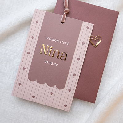 Bordeaux geboortekaartje met golflabel en trendy hartjes print