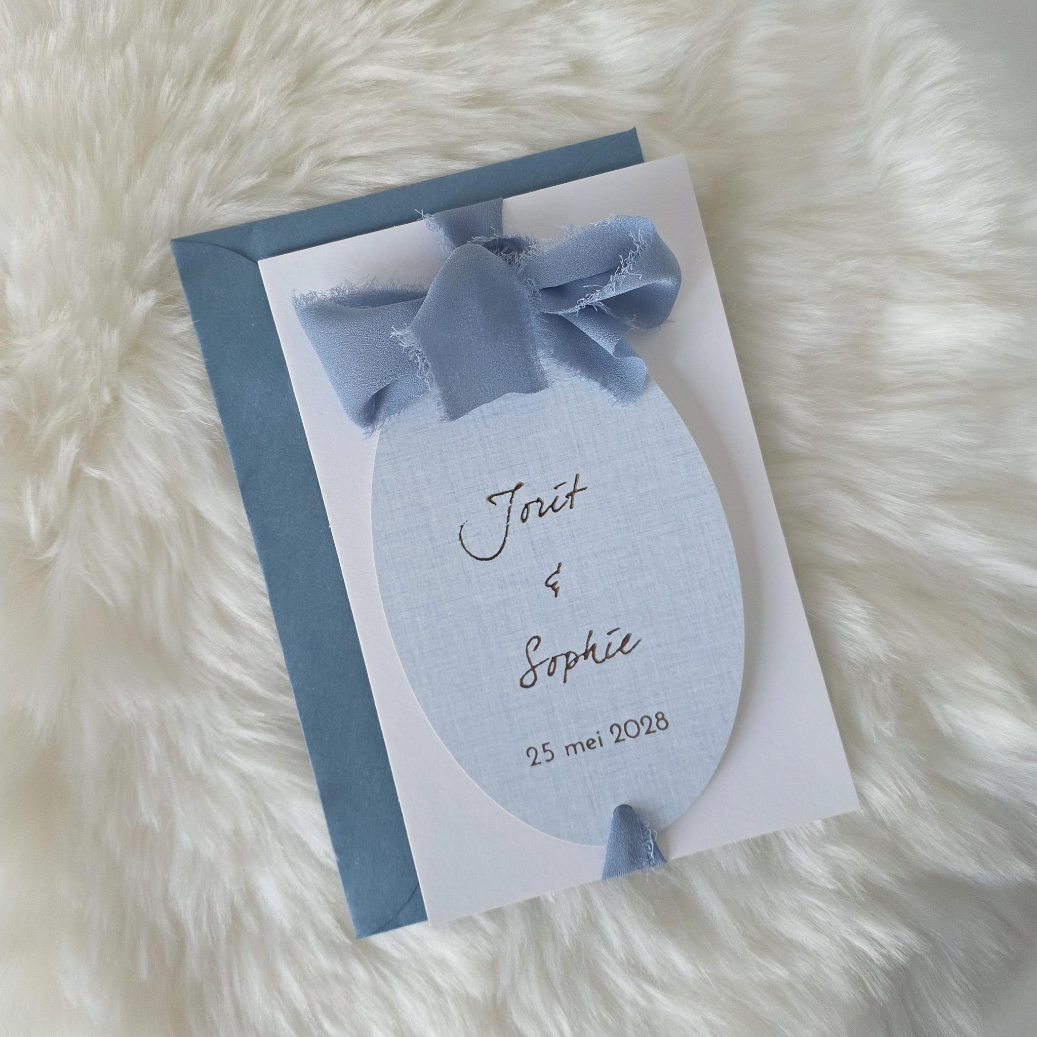 Trouwkaart ovaal label blauw goudfolie