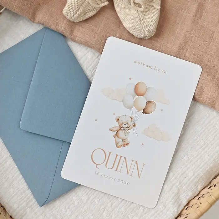 Lief geboortekaartje met beertje en ballonnen