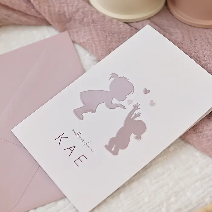 Lief geboortekaartje met silhouet van zusjes en hartjes