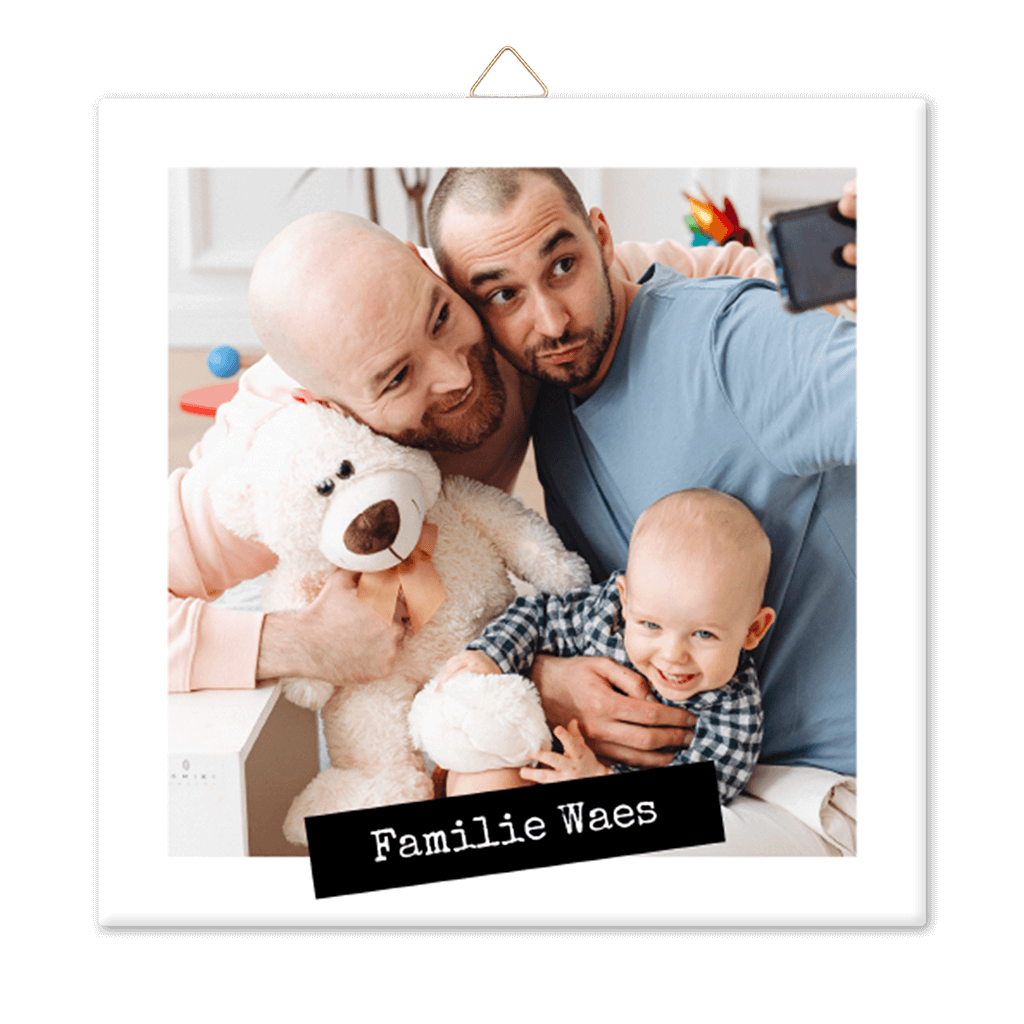 Keramiek tegeltje met familiefoto en teksbanner