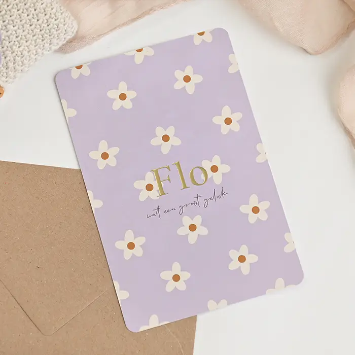 Lief geboortekaartje lila met bloemetjes en goudfolie