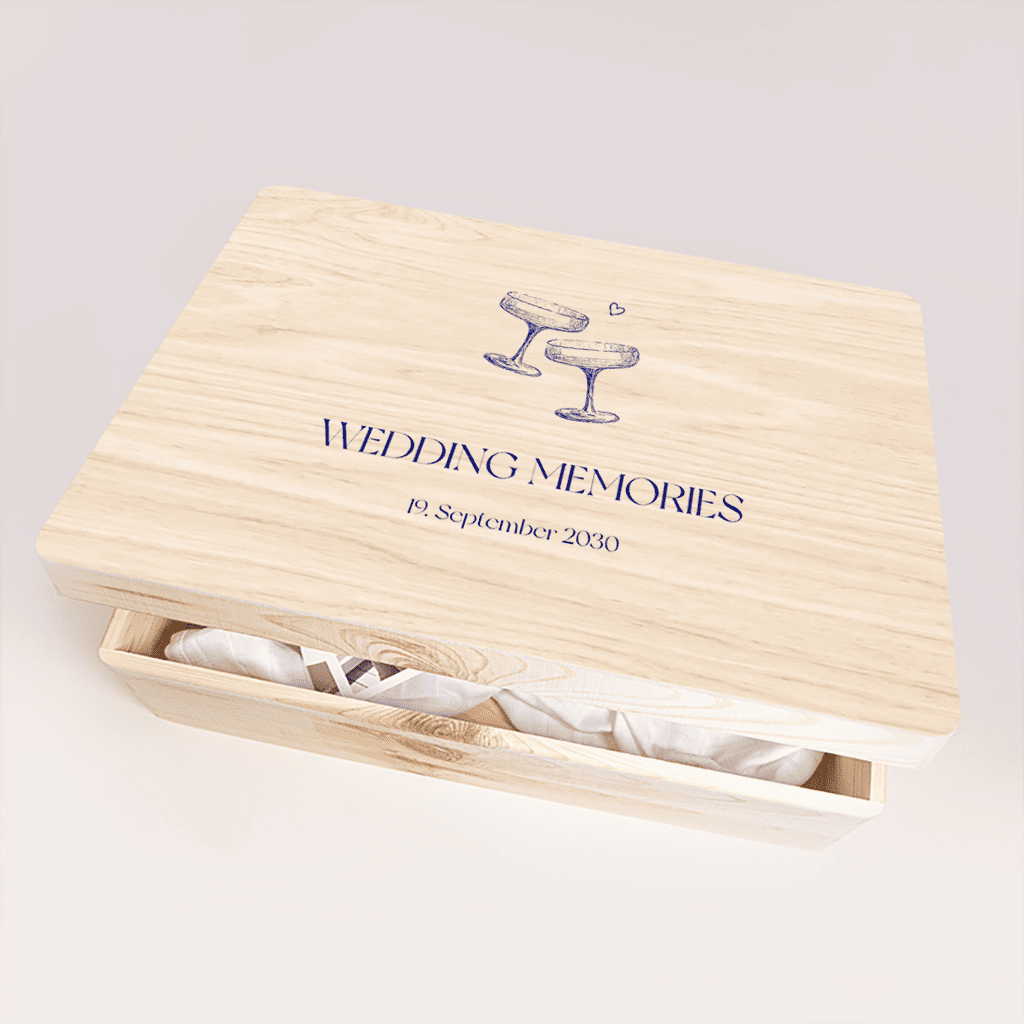 Erinnerungskiste mit blauer Schrift und gezeichneten Champagnergläsern
