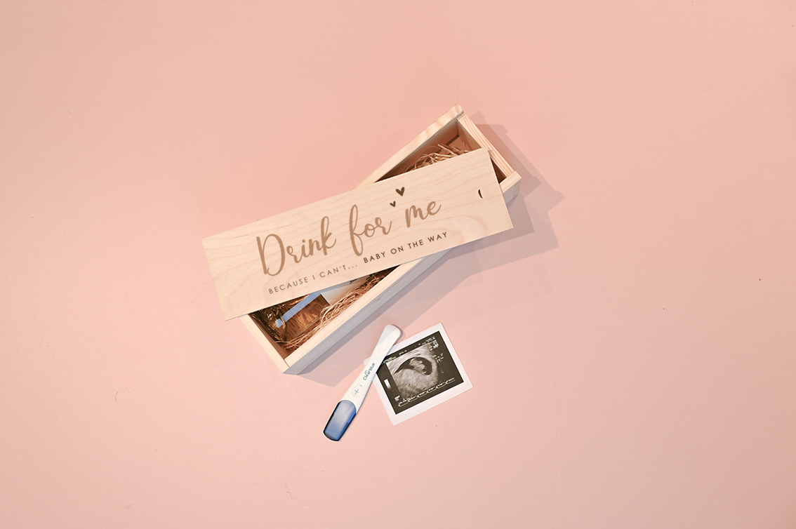 Houten wijnkist zwangerschapsaankondiging met hartjes en quote