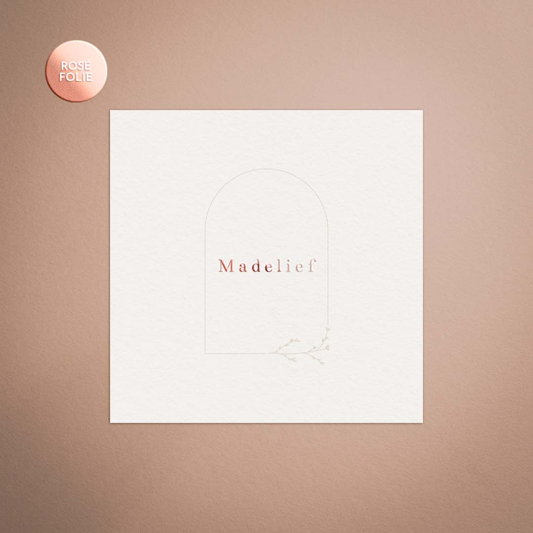 Minimalistisch lief geboortekaartje met rosegoudfolie voor een meisje