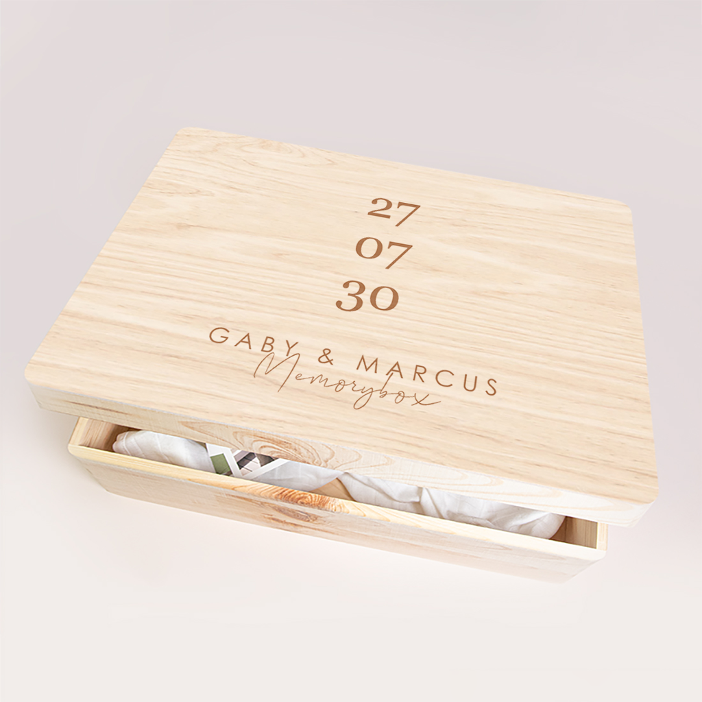 Erinnerungskiste Hochzeit mit großem Datum und eleganter Schrift