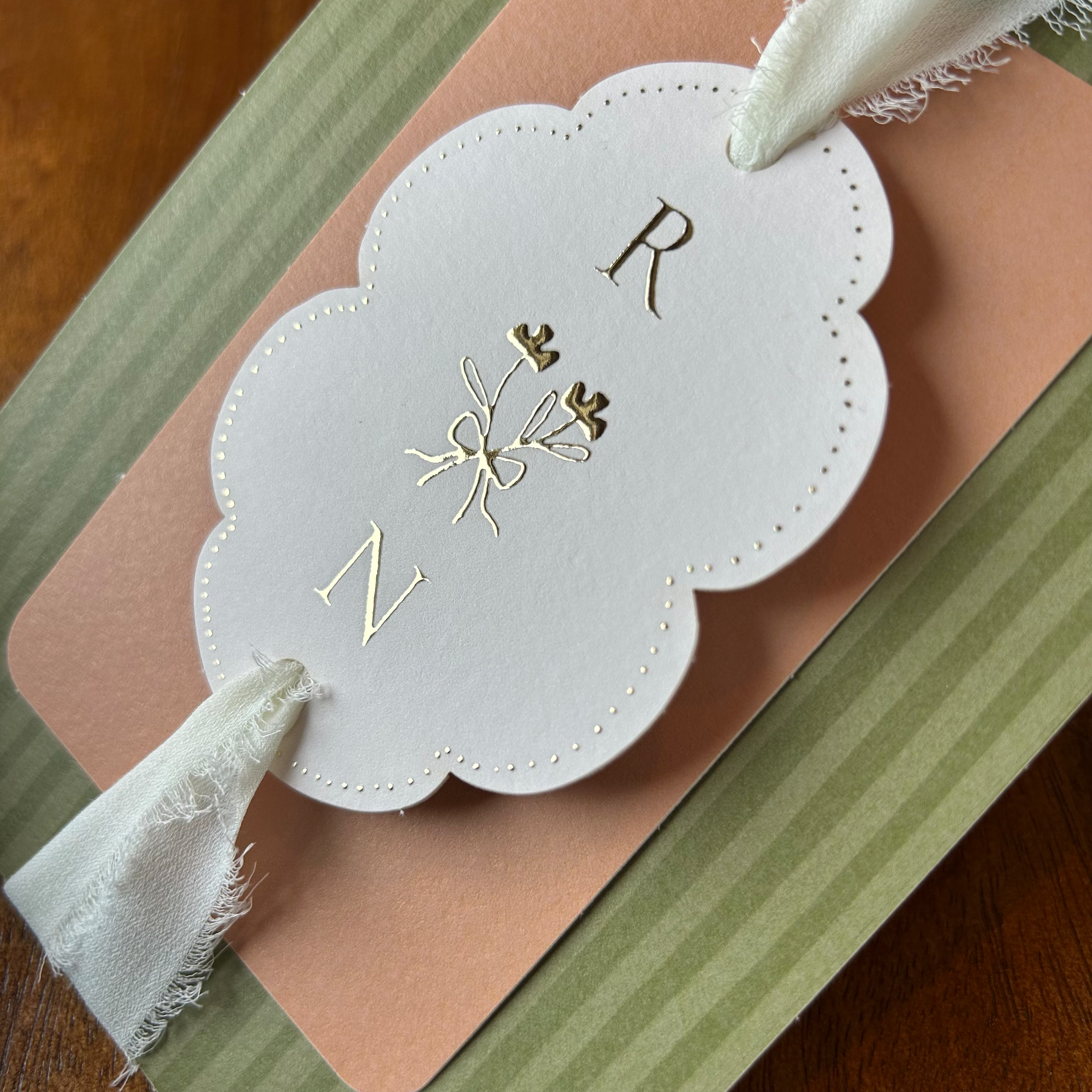 Elegante stapelkaart trouwkaart met vintage goudfolie details