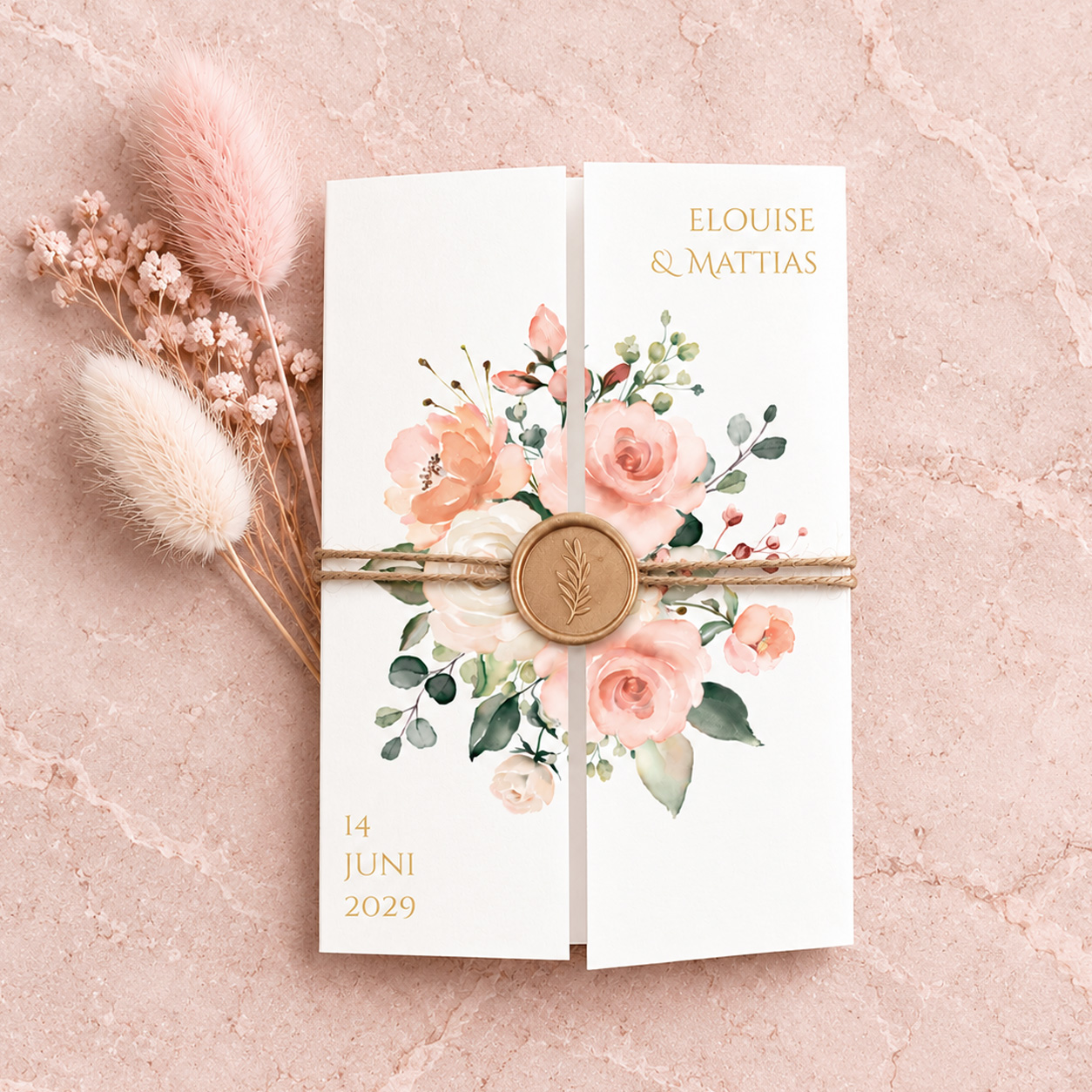 Romantische drieluik trouwkaart met roze bloemen