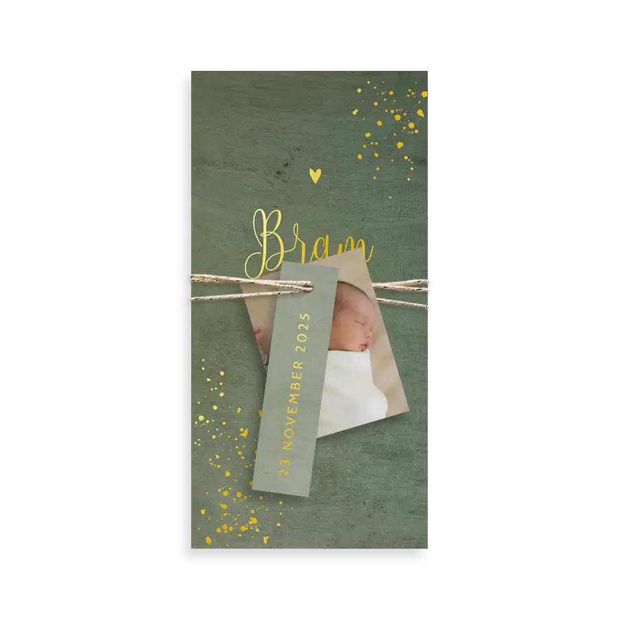 Groen label geboortekaartje met goudfolie spetters