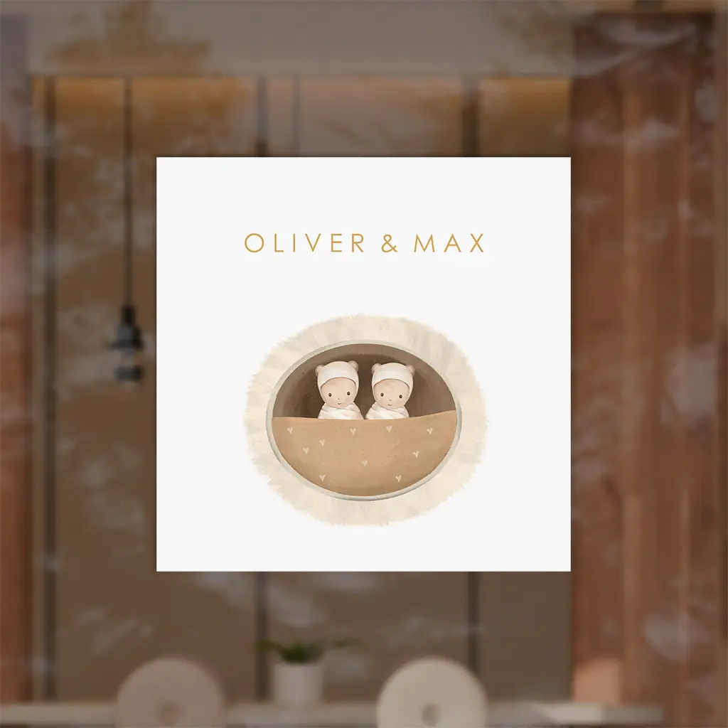 Schattige raamsticker met tweeling in mandje en hartjes 