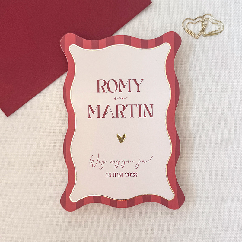 Trouwkaart met een golvende rand en roze strepen en goudfolie hartje