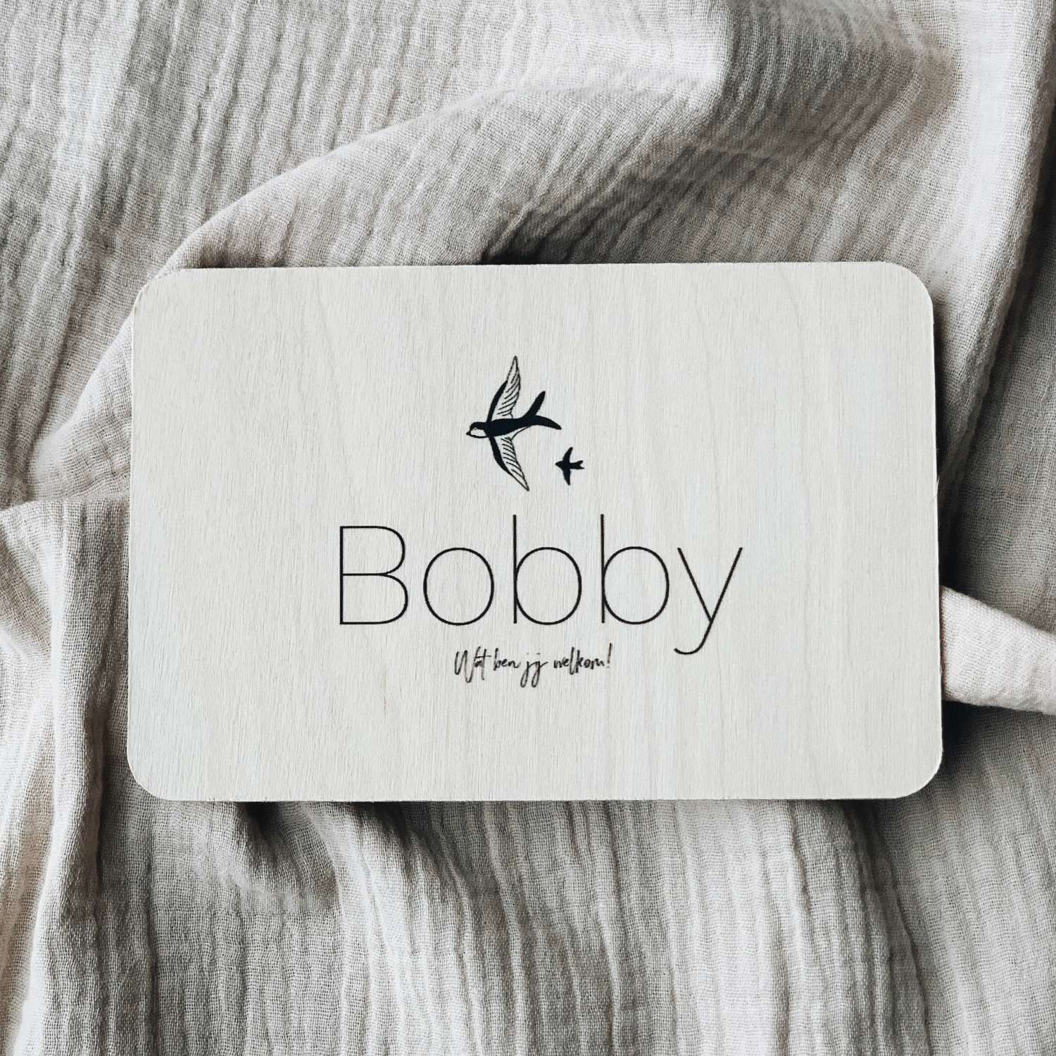 Geboortekaartje jongen op hout minimalistisch met een zwaluw