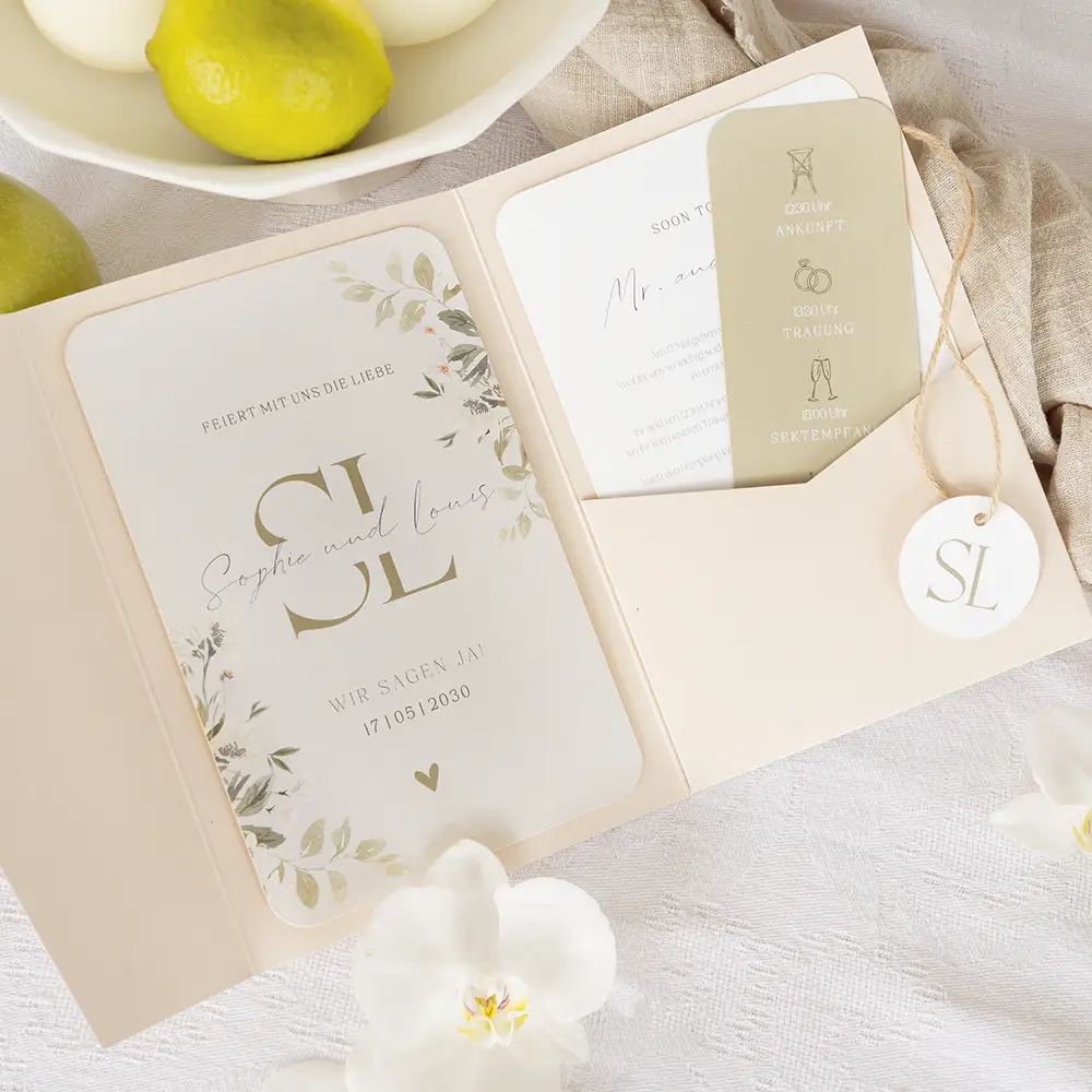 Elegante Pocketfold-Hochzeitskarte grün mit Initialen und Blumen