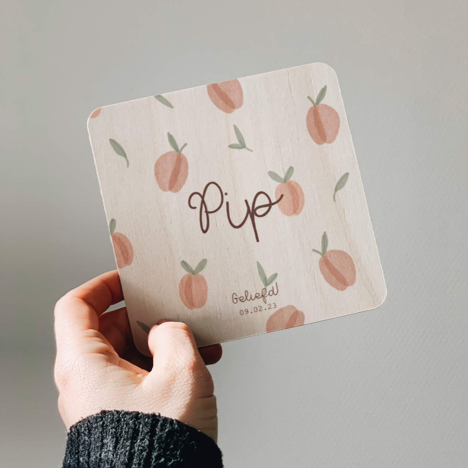 Geboortekaartje meisje op hout met perziken watercolor