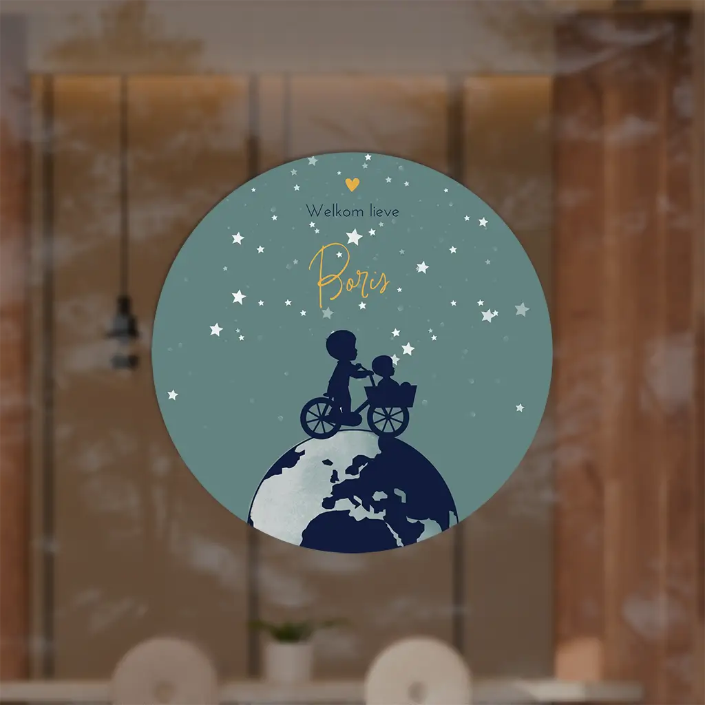 Raamsticker rond met wereldbol en broertje silhouetjes