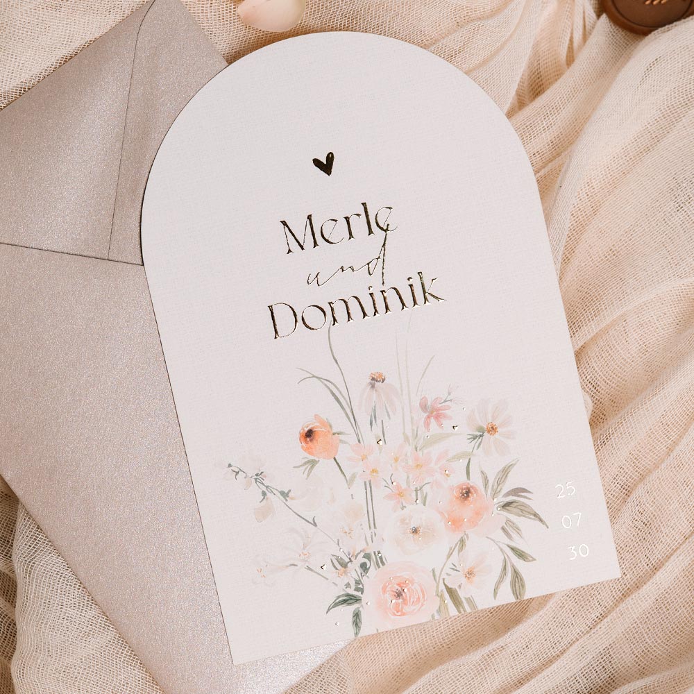 Romantische Hochzeitskarte in Bogenform mit Blumen und Goldfolie