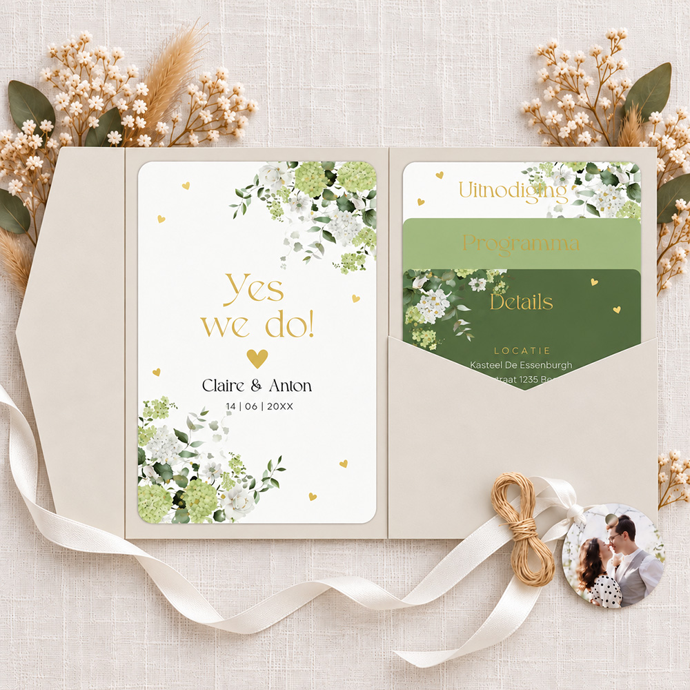Pocketfold trouwkaart bloemen hortensia groen wit goudfolie