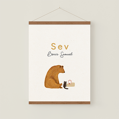 Canvasposter met een beer, kat en een baby in een reiswiegje