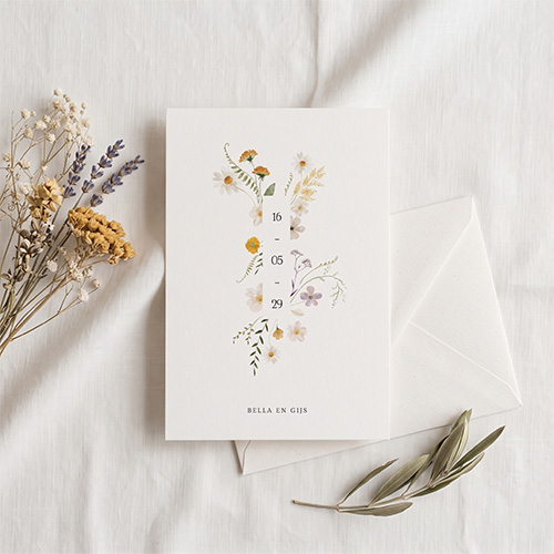 Botanische trouwkaart vrolijk gekleurde wilde bloemen