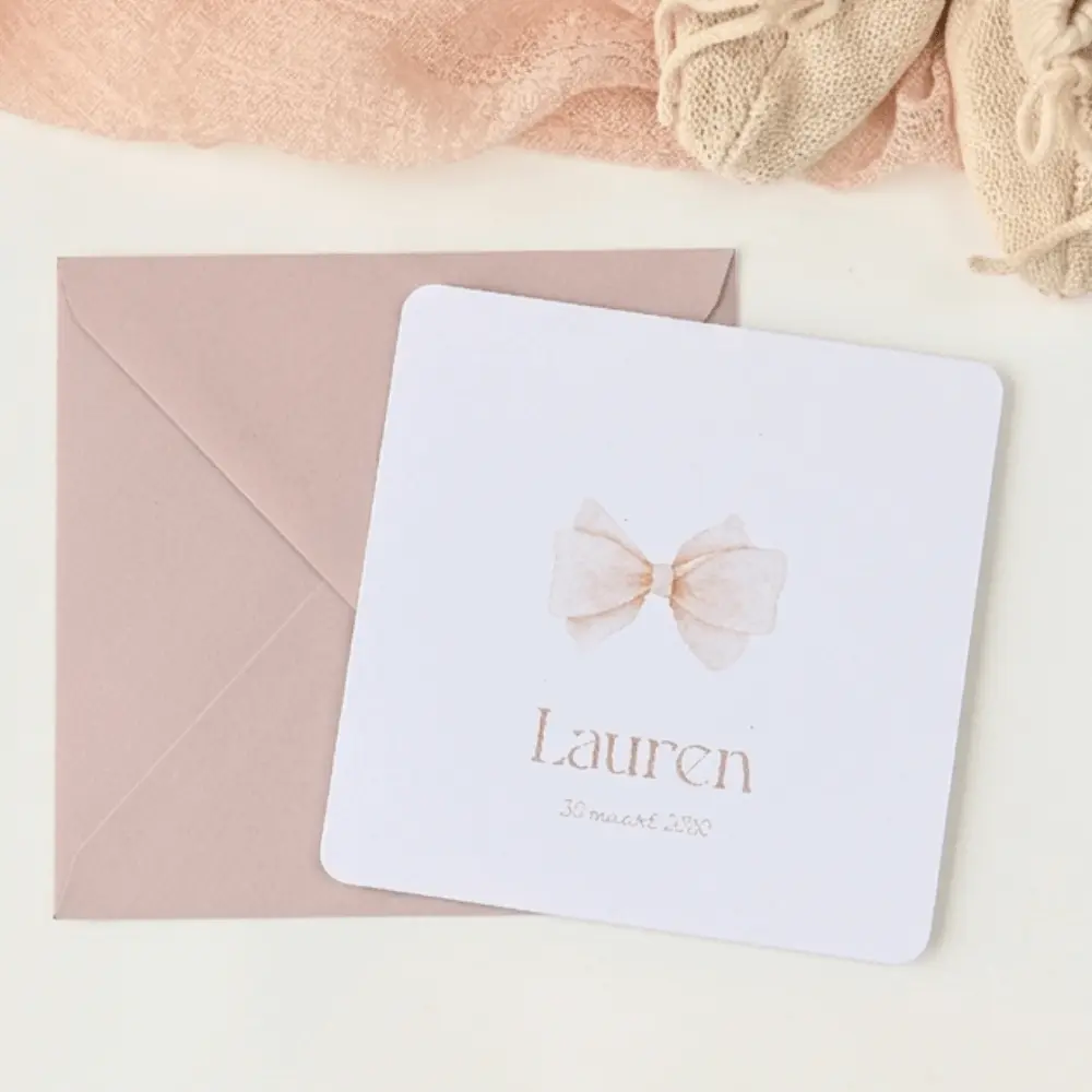 Klassiek geboortekaartje met stijlvolle strik