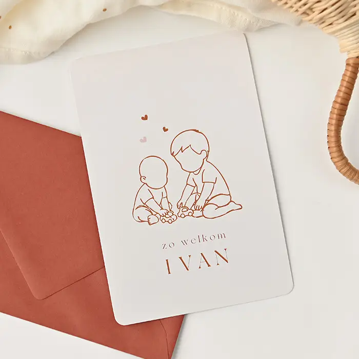 Lief geboortekaartje met lijntekening van broertjes die met auto's spelen