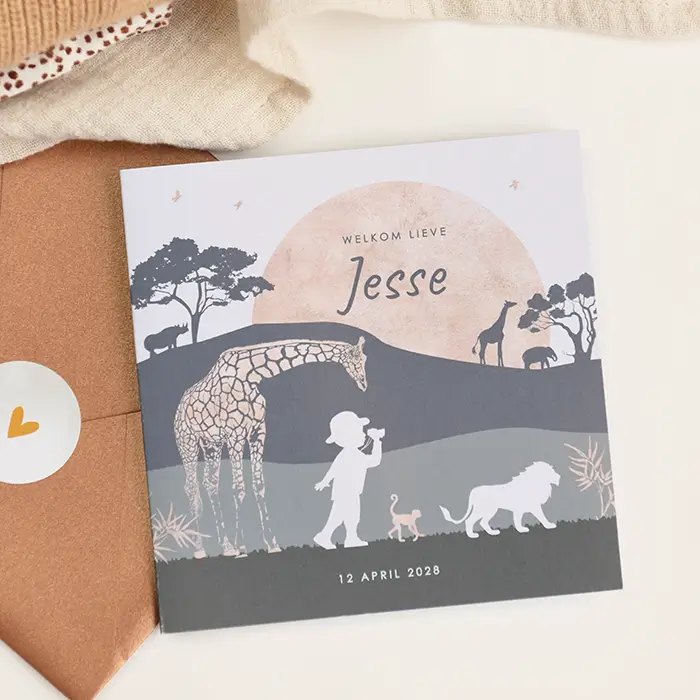 Stoer groen geboortekaartje met silhouetje en jungledieren