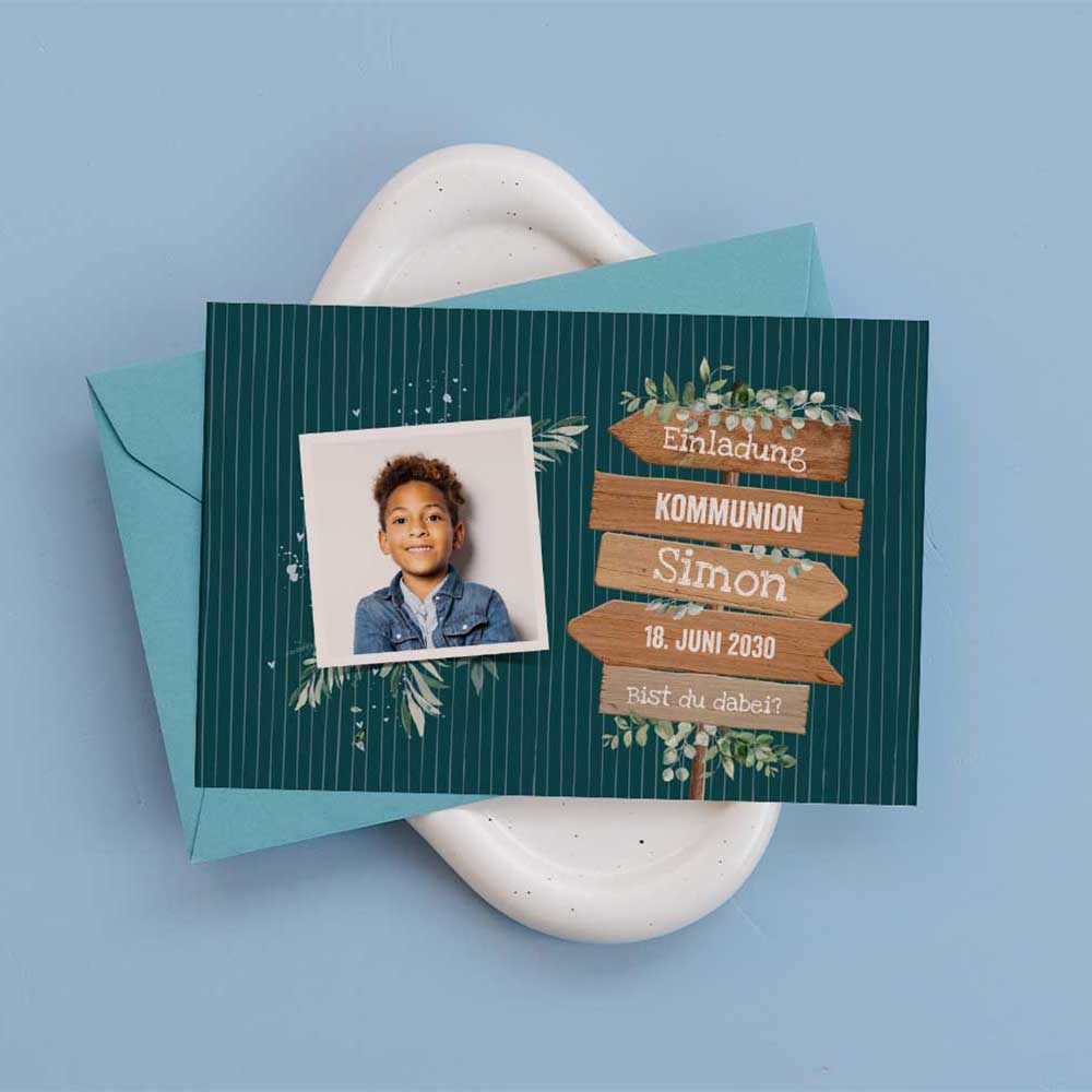 Hippe Einladung zur Kommunion mit Wegweiser und Foto