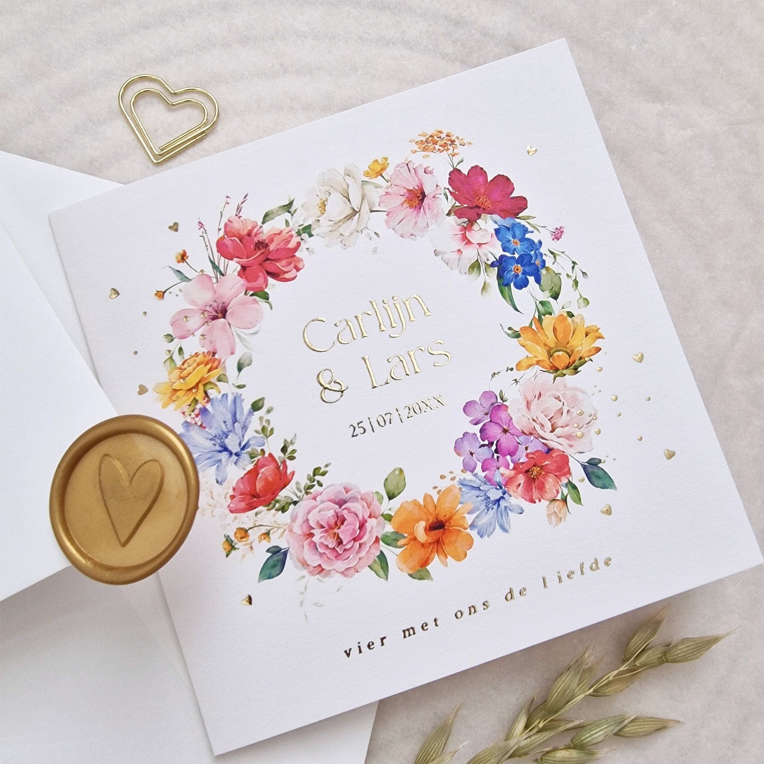 Trouwkaart fel gekleurde bloemenkrans goudfolie roze