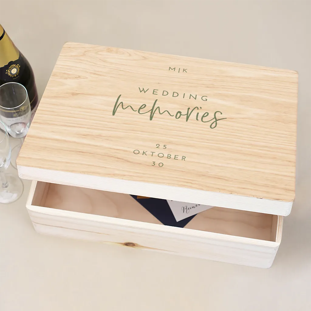 Hölzerne Erinnerungskiste Hochzeit mit grüner, klassischer Typografie
