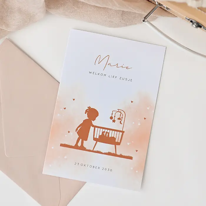 Romantisch hoogglans geboortekaartje van meisje bij wiegje van zusje