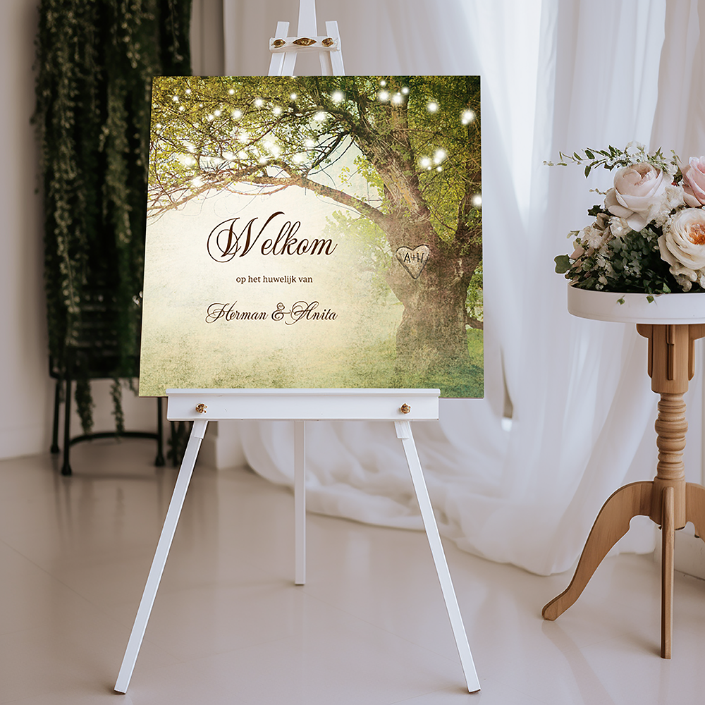 Welkomstbord met boom en lichtslingers
