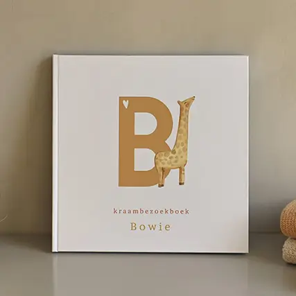 Kraambezoekboek wit met initiaal en illustratie giraf