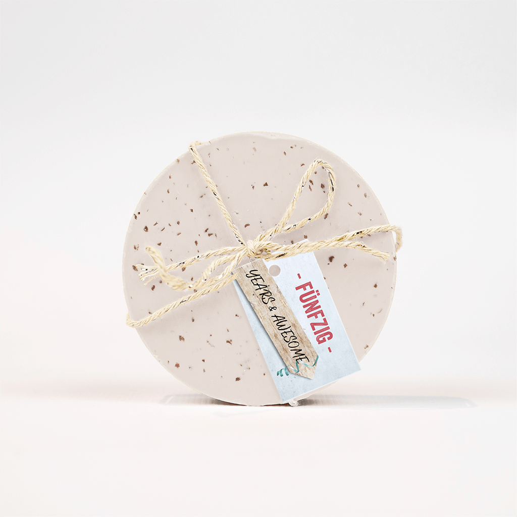 Origineller Anhänger mit Wegweiser zum Geburtstag