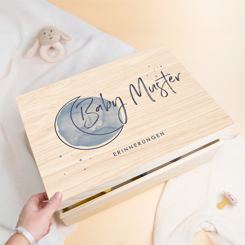 Erinnerungskiste als Geschenk zur Babyparty mit blauem Aquarell Mond