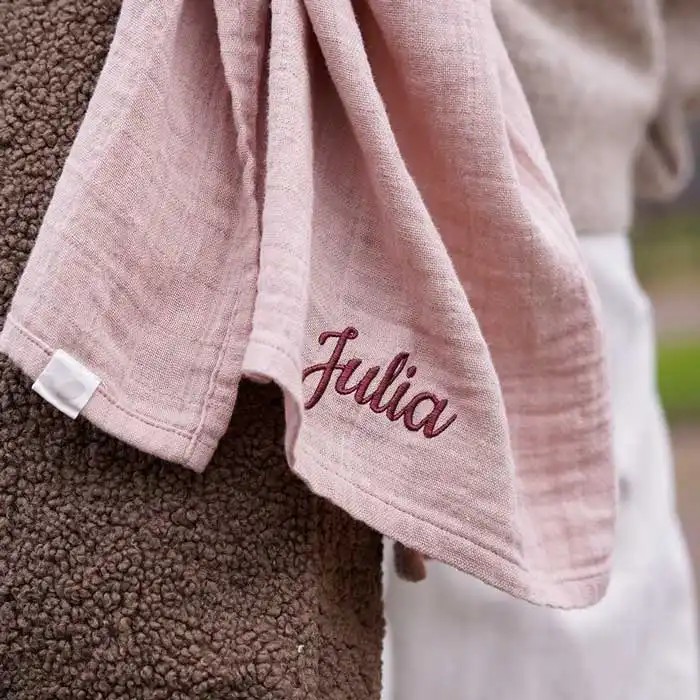 Hydrofiele doek oudroze met geborduurde naam meisje