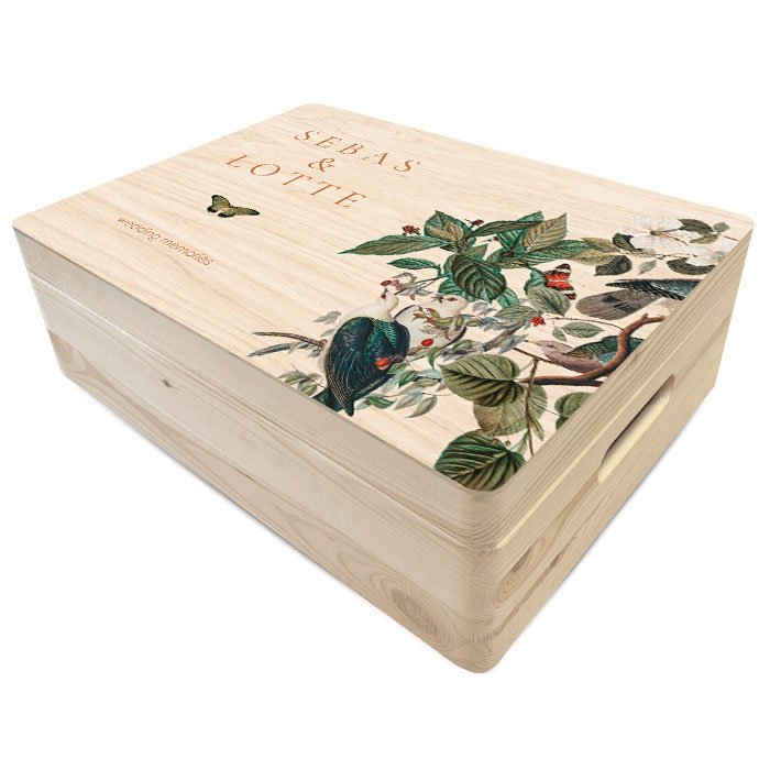 Houten bewaardoos bruiloft met botanische bladeren, vogels en vlinders