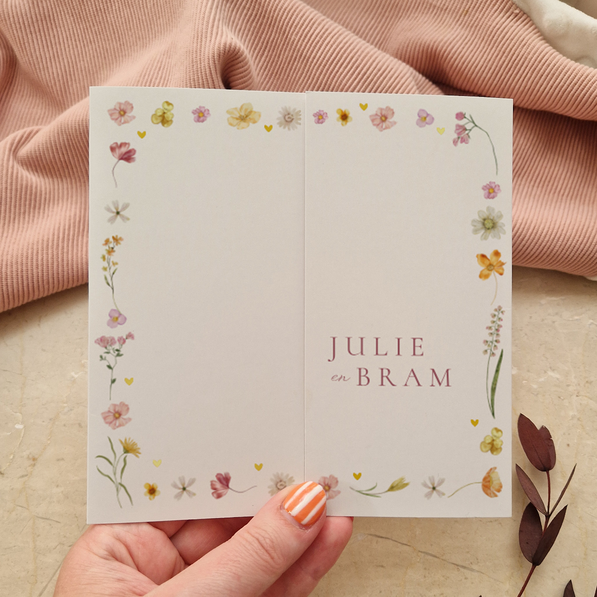 Theatervouw trouwkaart bloemen kader