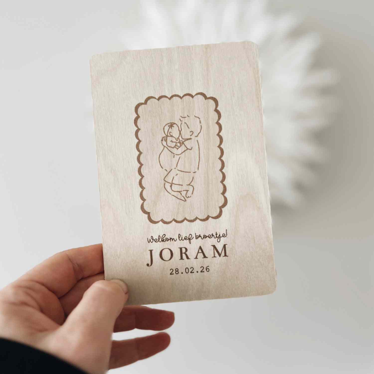 Houten geboortekaartje met lijntekening broertjes