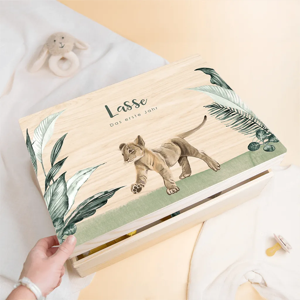 Erinnerungskiste aus Holz mit Löwen und personalisierbaren Elementen