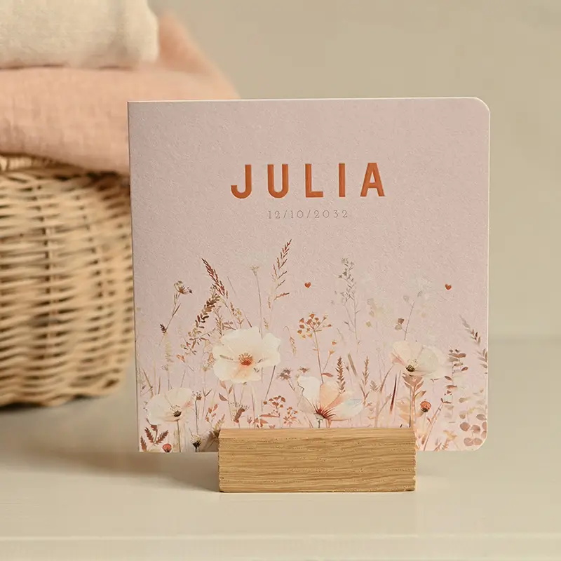 Lichtroze geboortekaartje met naam in hoogglans en veldbloemen