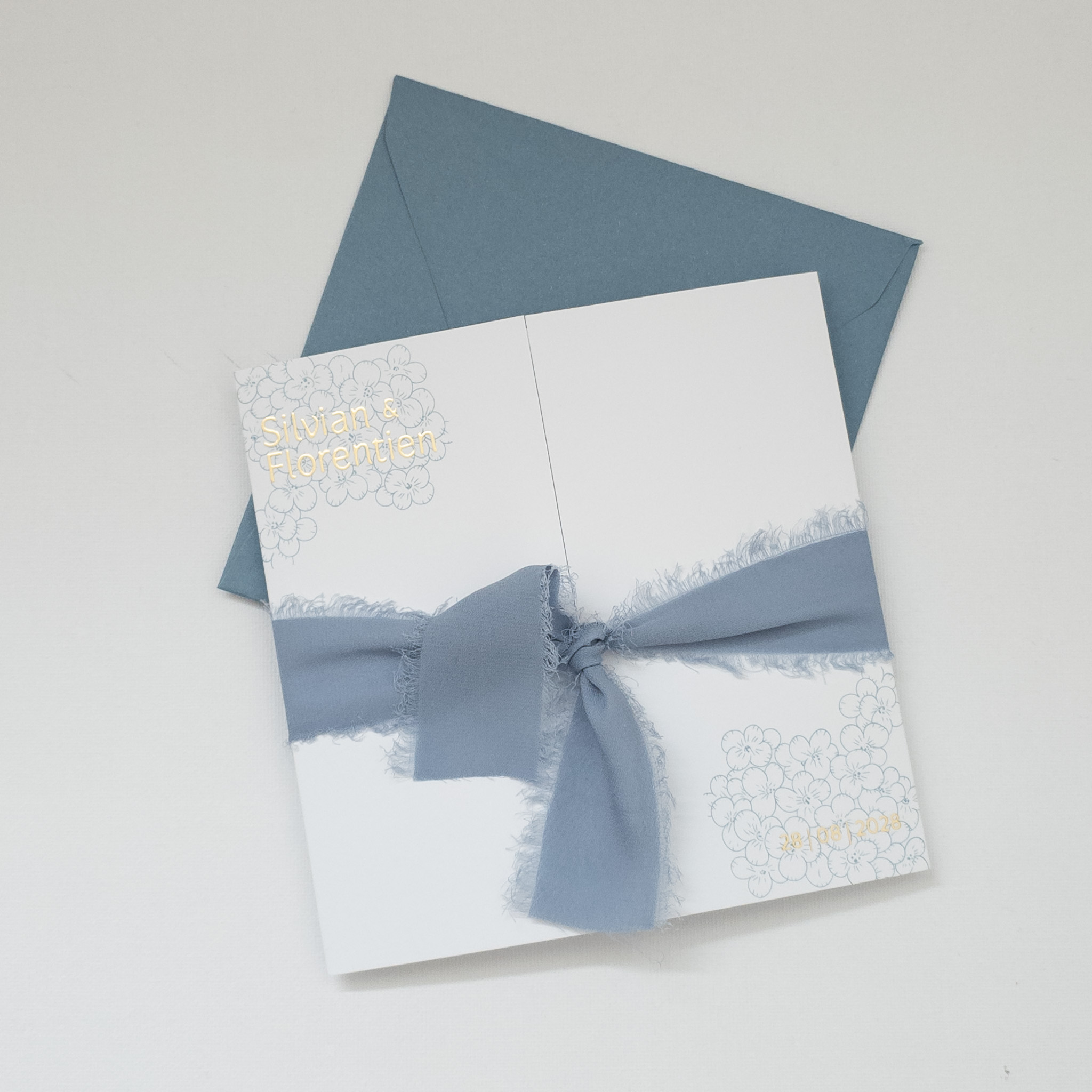 Trouwkaart wit blauw bloem luikvouw goudfolie